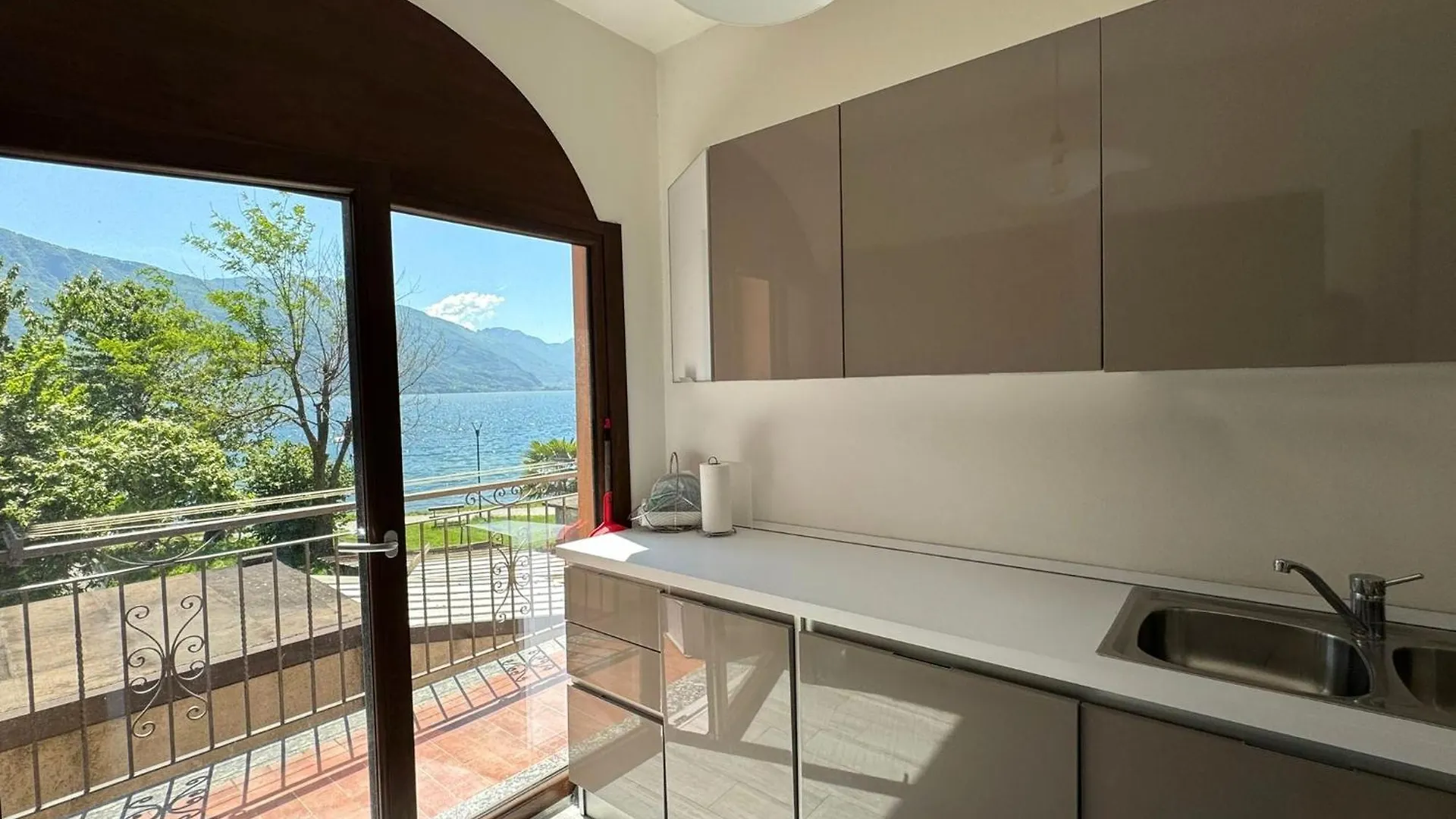 The Music Of The Lake - Lake Front With Three Bedrooms Dongo Itália
