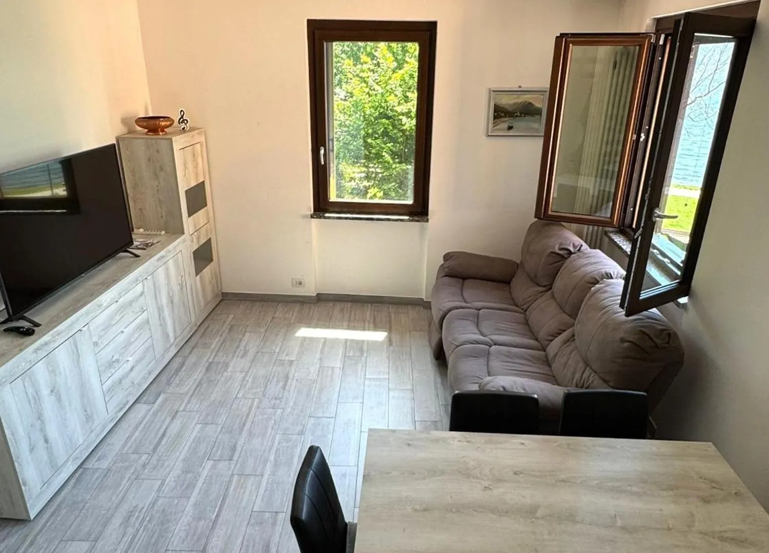 The Music Of The Lake - Lake Front With Three Bedrooms Dongo